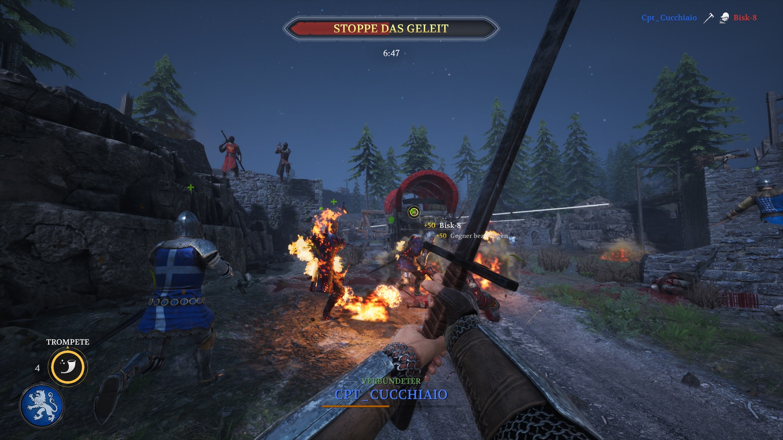 Ein Chivalry 2 Screenshot: Er zeigt wie mehrere Spielfiguren wegen einer geworfenen Feuerbombe vor einem Konvoi in Flammen stehen.